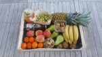Feestpakket met vruchtensap, vers fruit, noten en verse soep